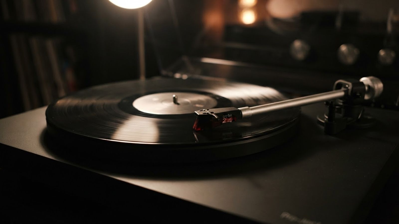 Platine vinyle dans une lumière tamisée, l'univers de Vinyl Casino