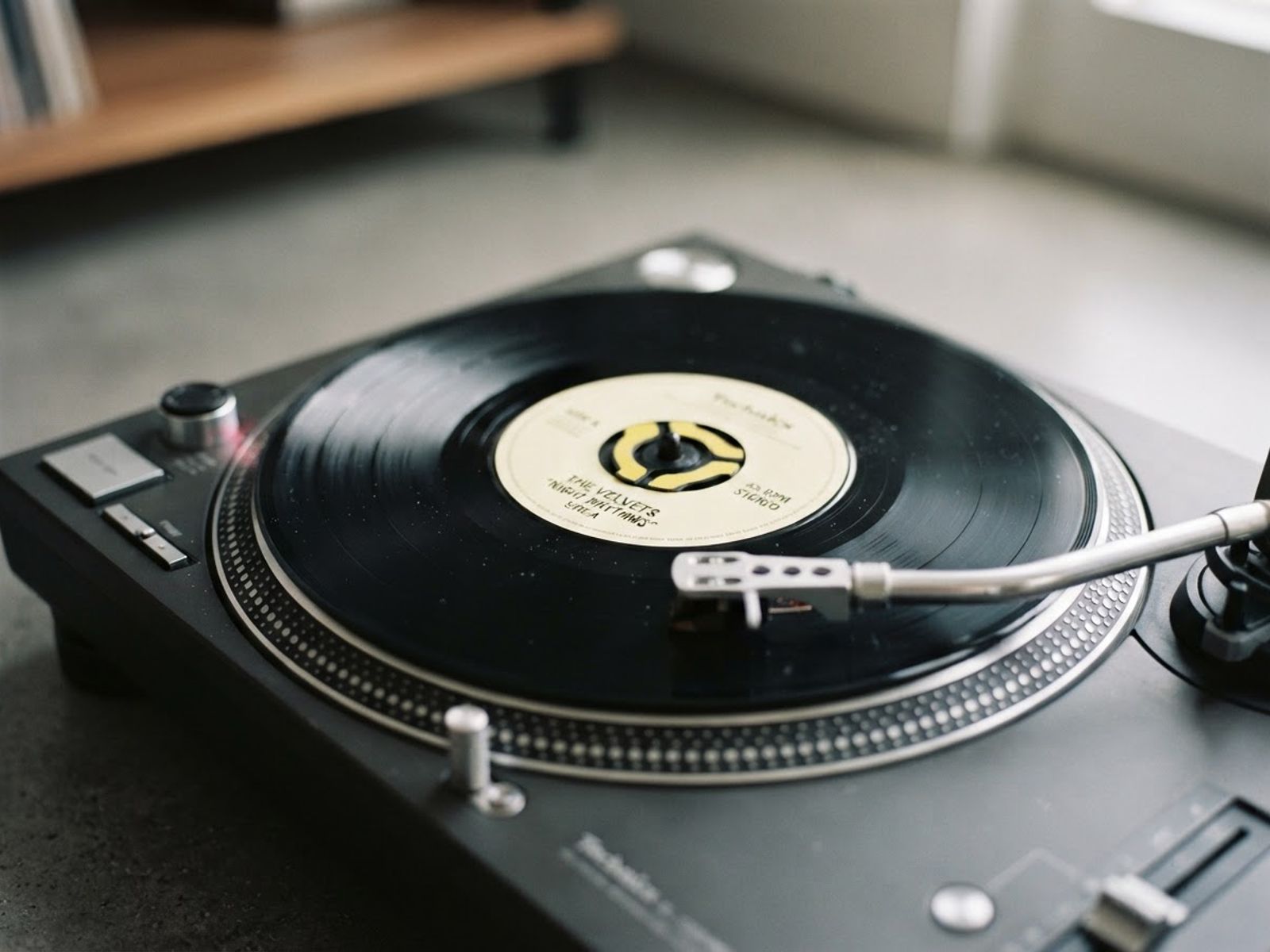 Platine vinyle avec un disque en lecture, l'univers musical de Vinyl Casino